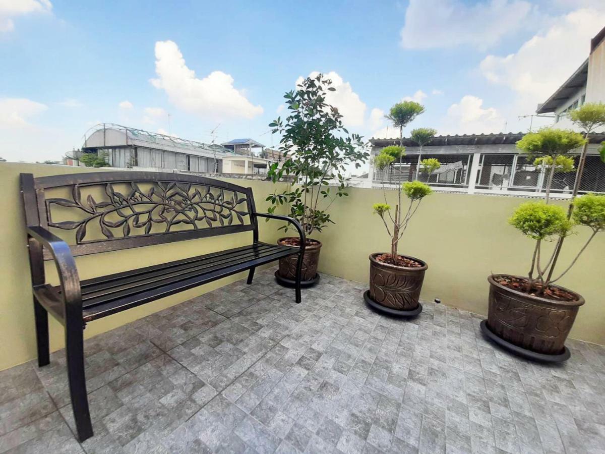 Chaiwat Guesthouse Bangkok Bagian luar foto