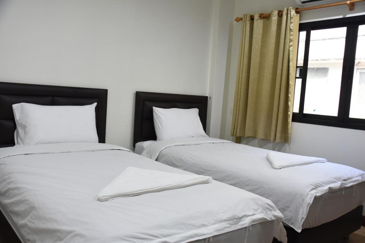 Chaiwat Guesthouse Bangkok Bagian luar foto