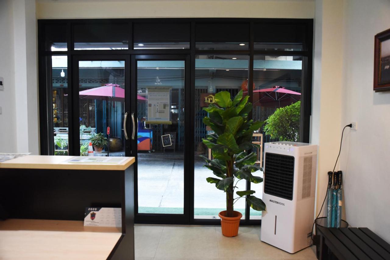 Chaiwat Guesthouse Bangkok Bagian luar foto